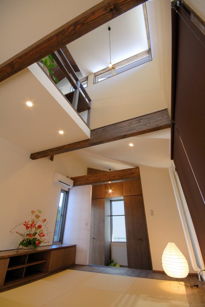 リビングの吹抜けを見上げる