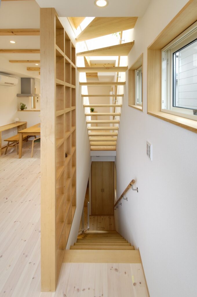 光を落とすストリップ階段