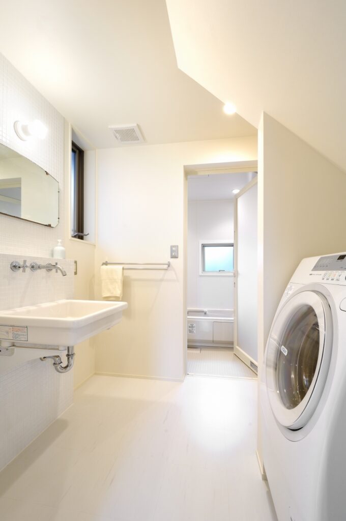 白でまとめた水回り