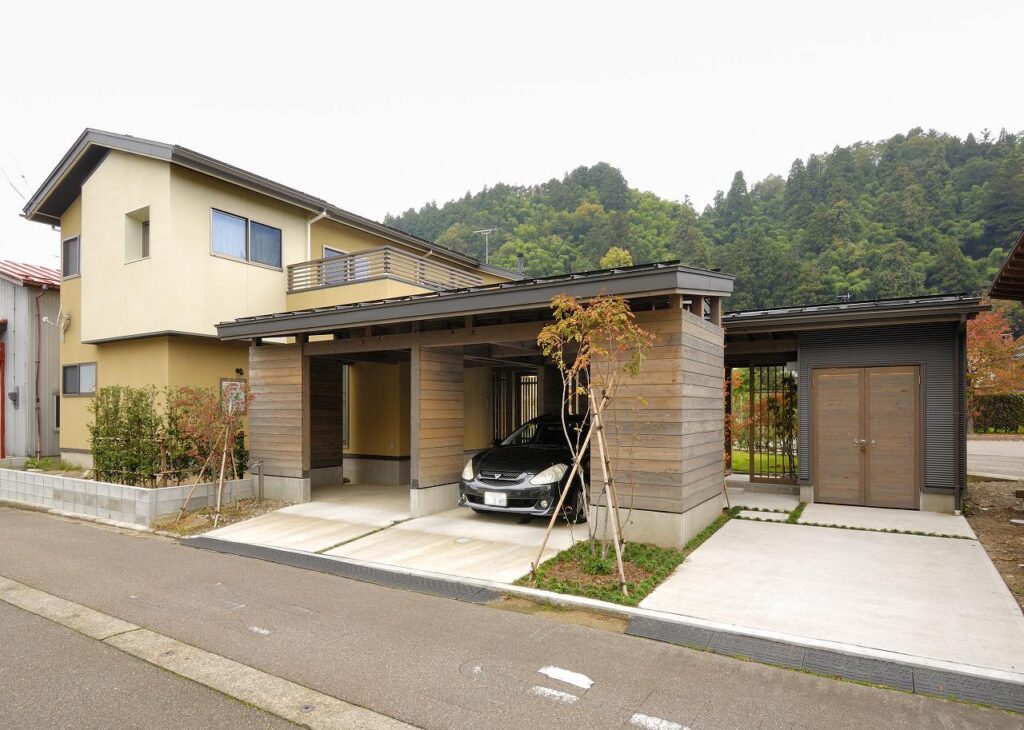 板張りガレージのある家