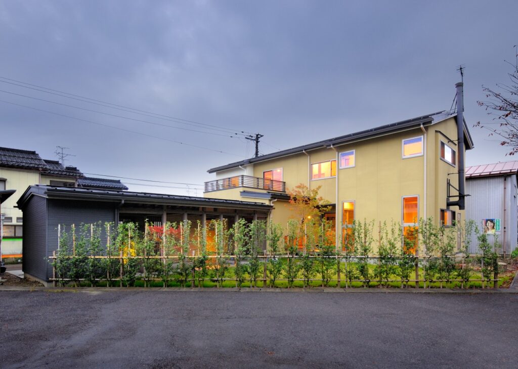 中庭のある薪ストーブの家の外観