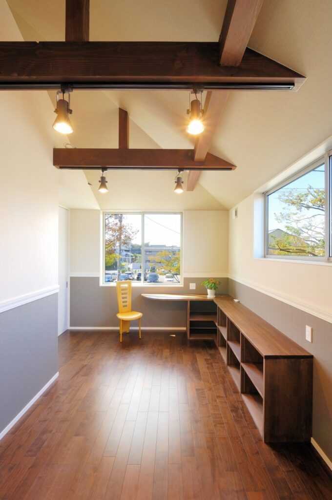 街路樹を眺めるアトリエ