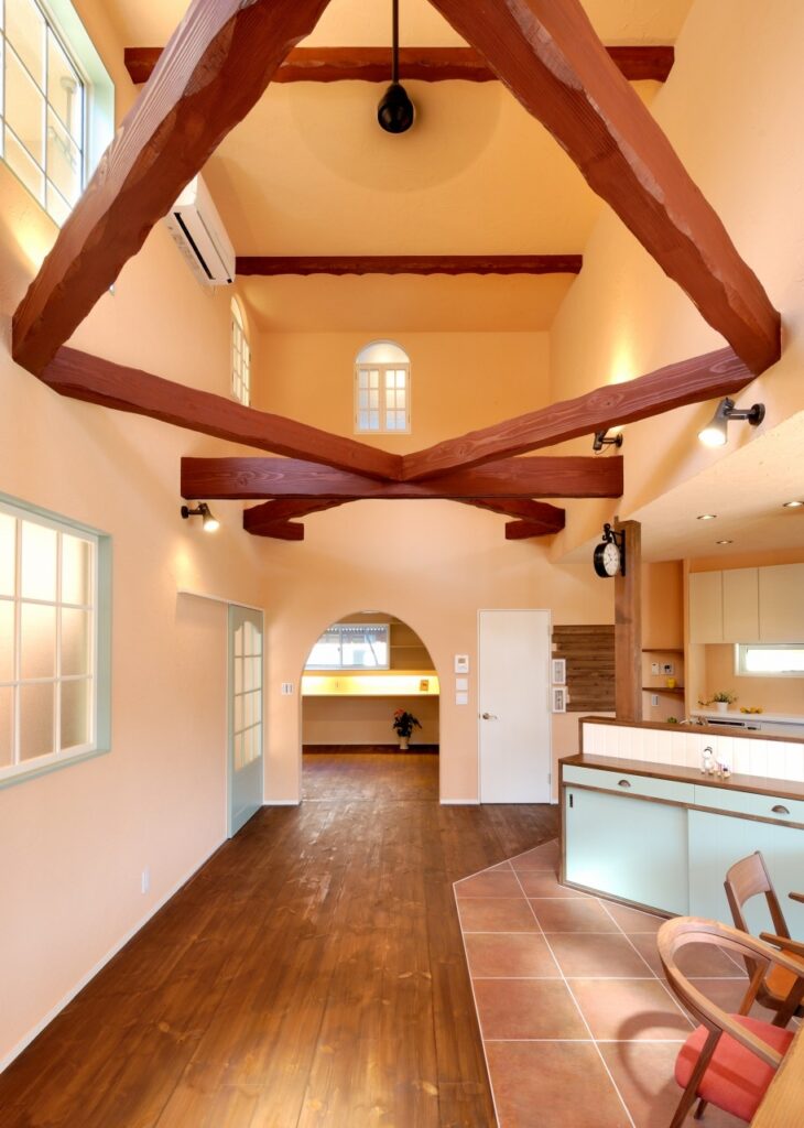 南欧の古民家をイメージした吹き抜け