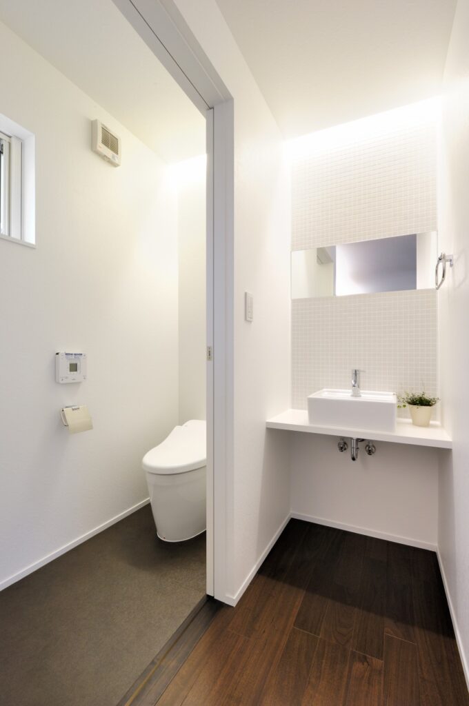白でまとめた洗面・トイレ