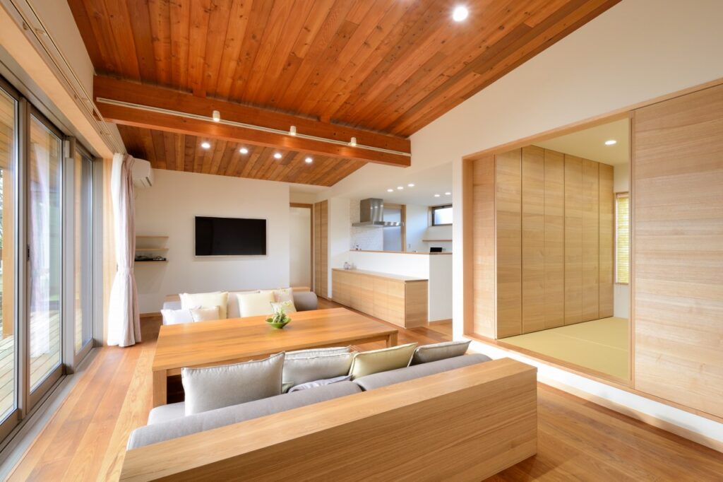 リビングはオーダーメイドで造作した掘りごたつで寛ぐスタイル