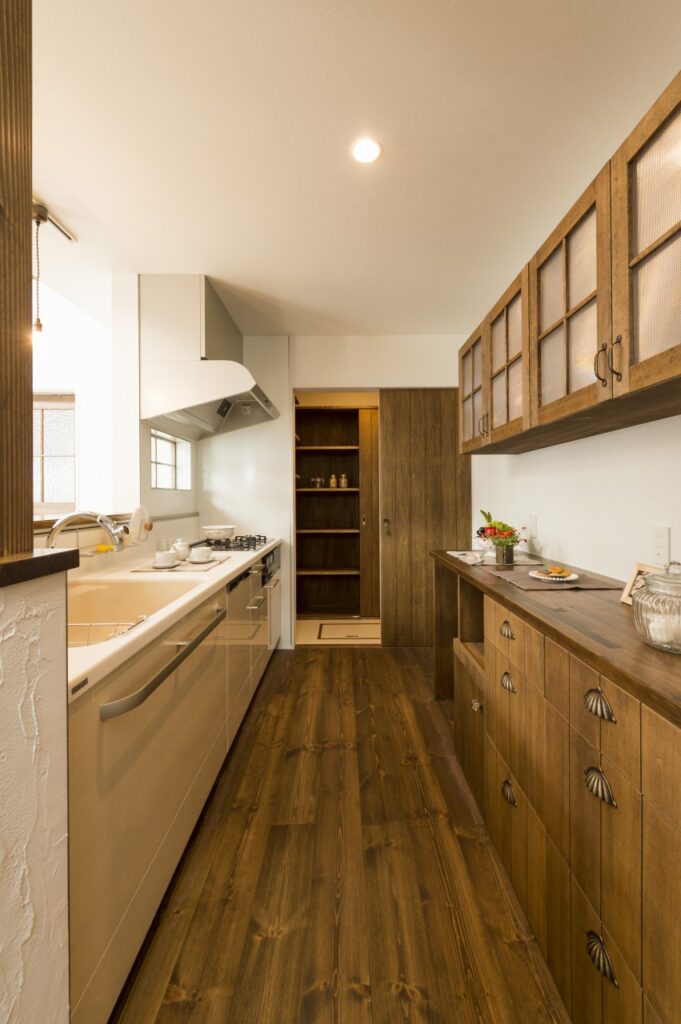 アンティークな取っ手が可愛いキッチン収納