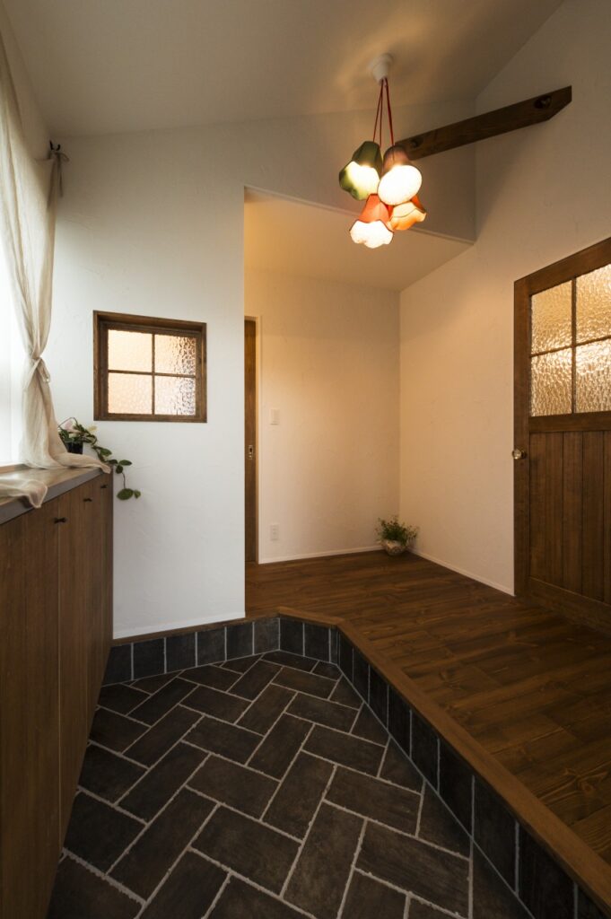 ヘリンボーン張りのタイルの玄関