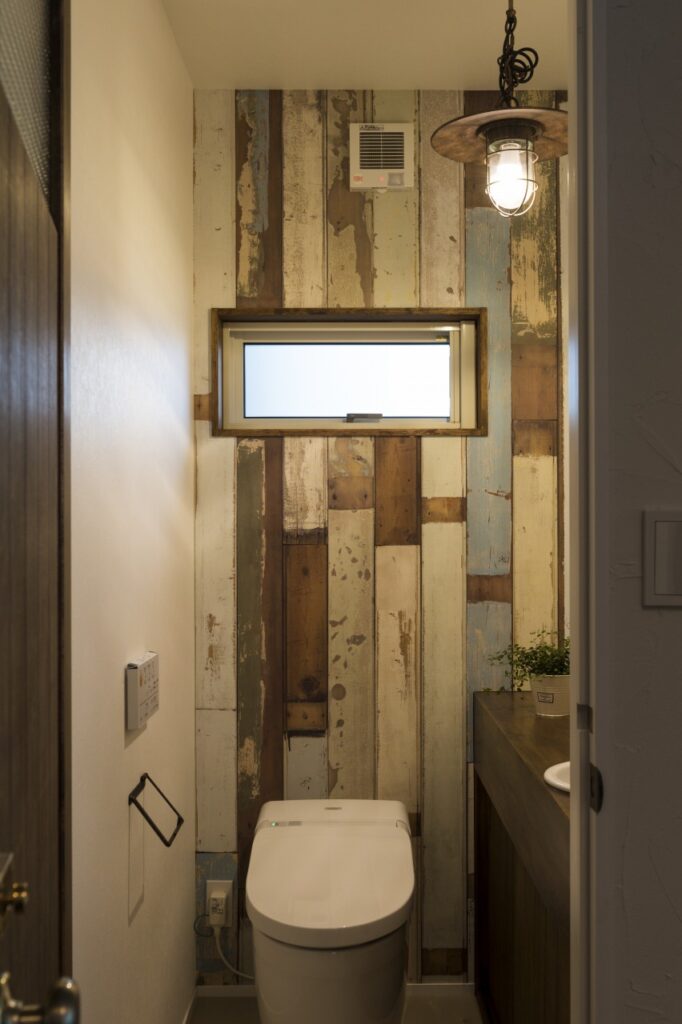 アンティーク調のおしゃれなトイレ空間