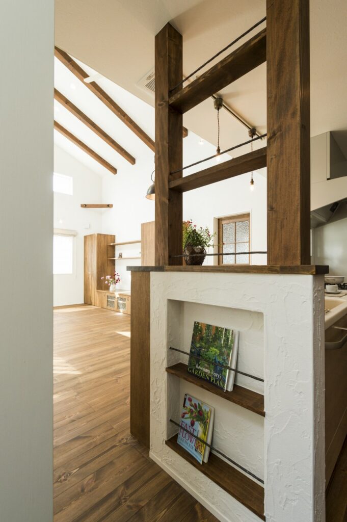 キッチン脇の便利なマガジンラック