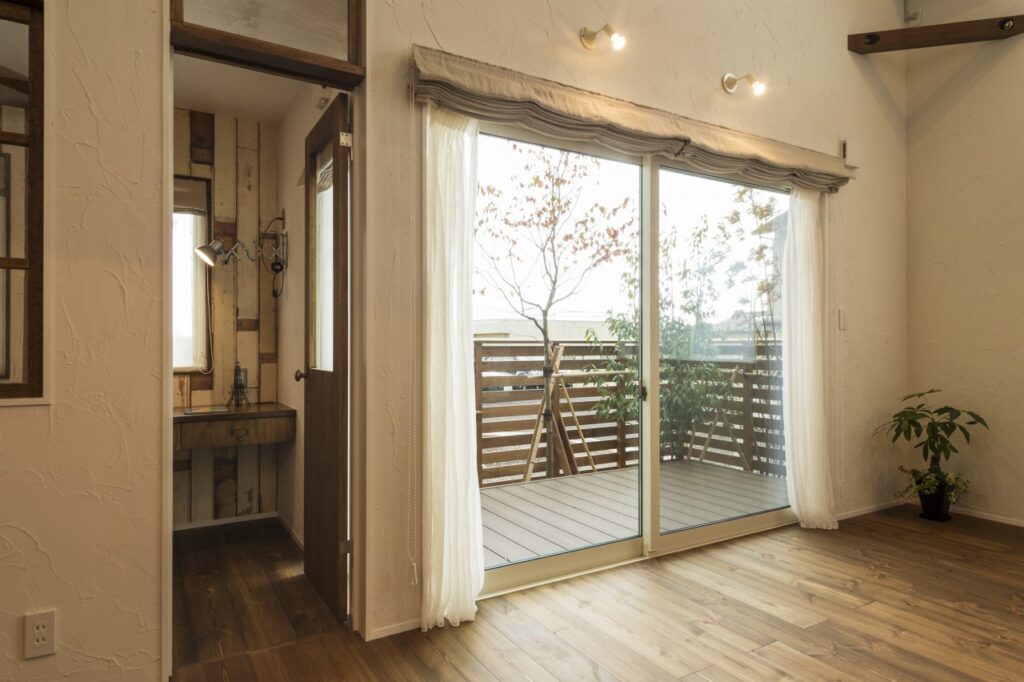 リビングつながりのウッドデッキ