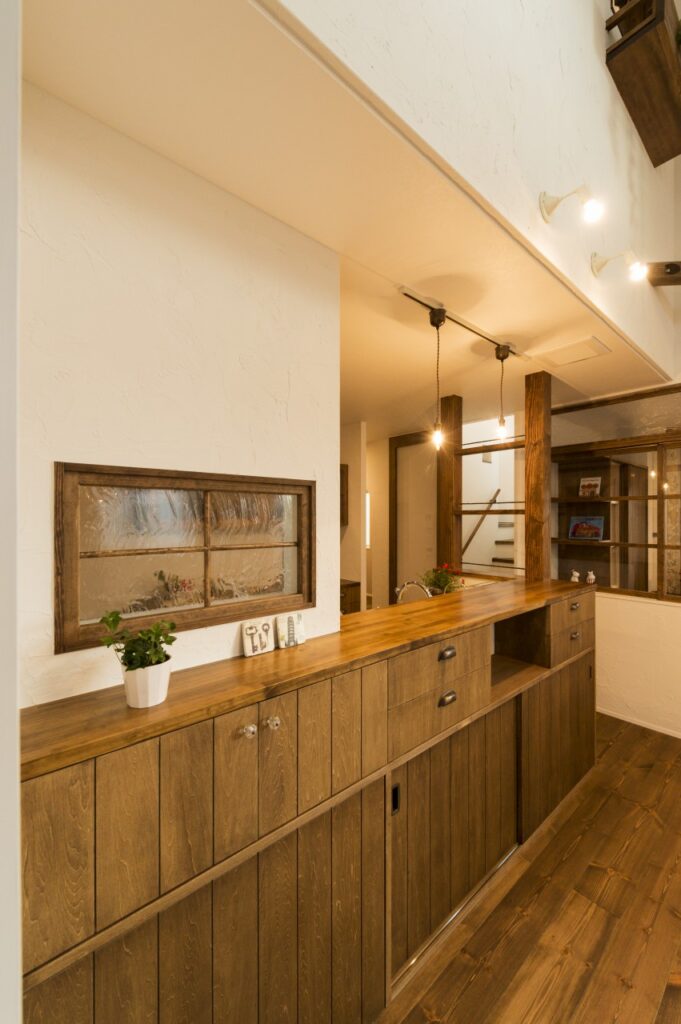 アンティークなキッチン前収納