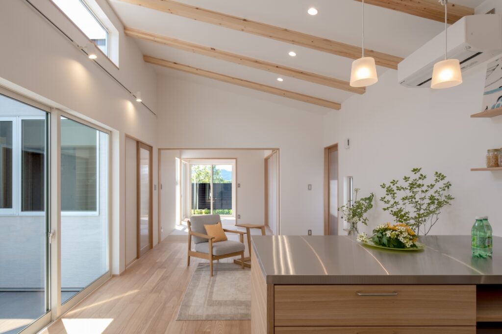 キッチンからリビング・和室を眺める