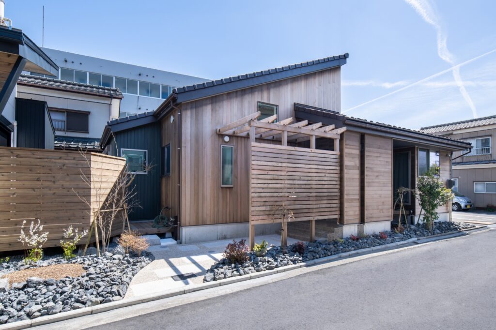 板張りの外観と瓦屋根で落ち着いた外観に