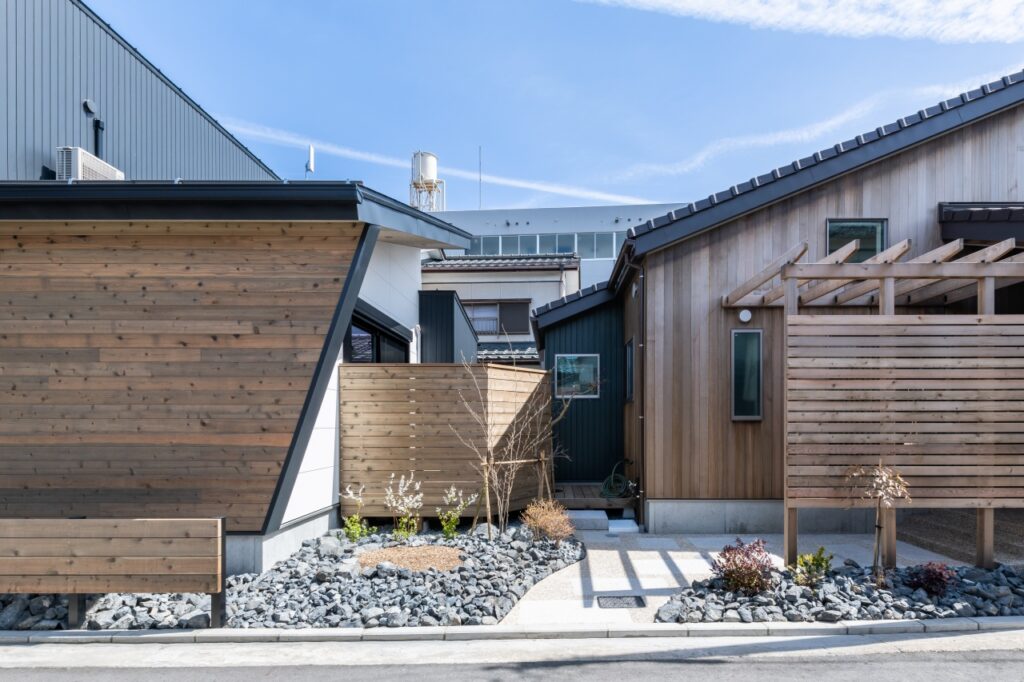 子世帯とウッドデッキを介してつながる新しい2世帯住宅のカタチ