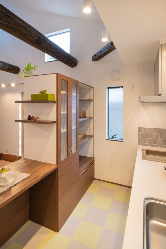 造作のキッチン背面収納