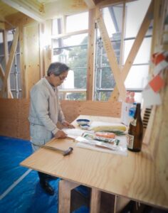 上棟式で祝詞をあげる棟梁