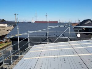 大工工事進行中の安全な足場