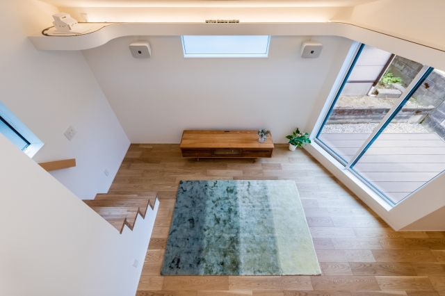 Nゲージが走るジオラマのような家