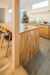 段差をつけたダイニングキッチン