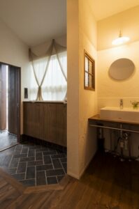 玄関と洗面を繋ぐ室内窓