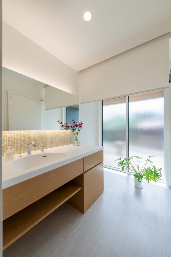 造作洗面化粧台とサンルーム