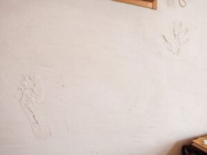 珪藻土で塗壁DIY+手形で思い出作り