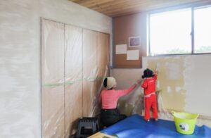 珪藻土で塗壁DIY+手形で思い出作り