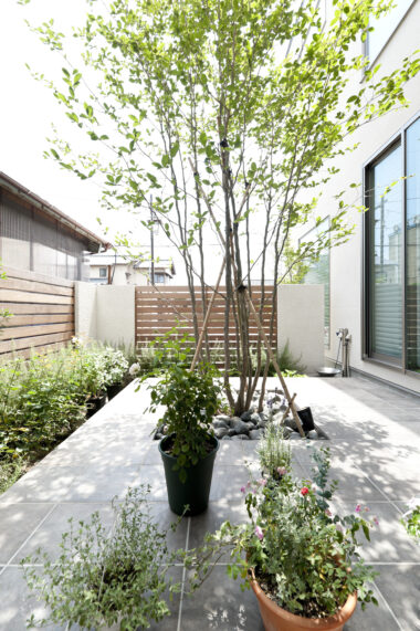 植栽を楽しむタイルテラス