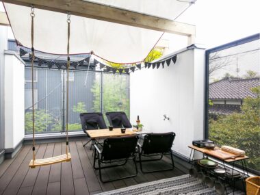 高い壁とパーゴラのあるバルコニー