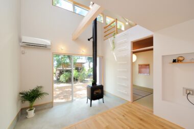 土間からデッキにつながる家