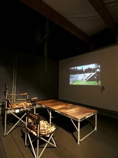 高い壁とパーゴラのあるバルコニー