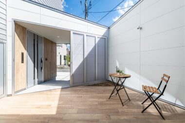 四方を囲んだコートハウス