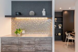 キラキラとした華やかさが印象的なモザイクタイル