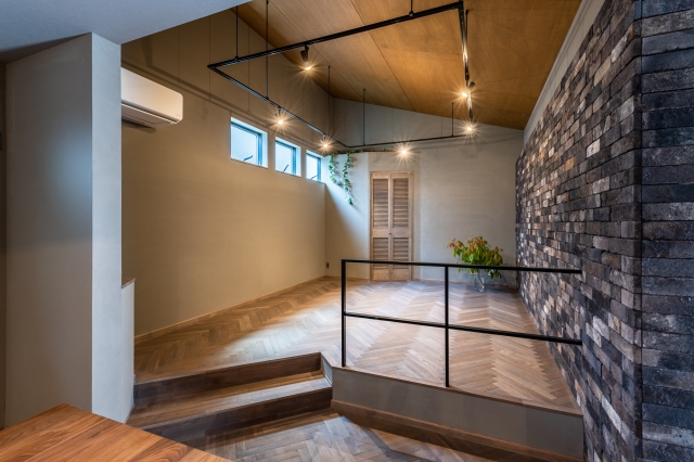 段差を設けたブルックリンスタイルのリビング