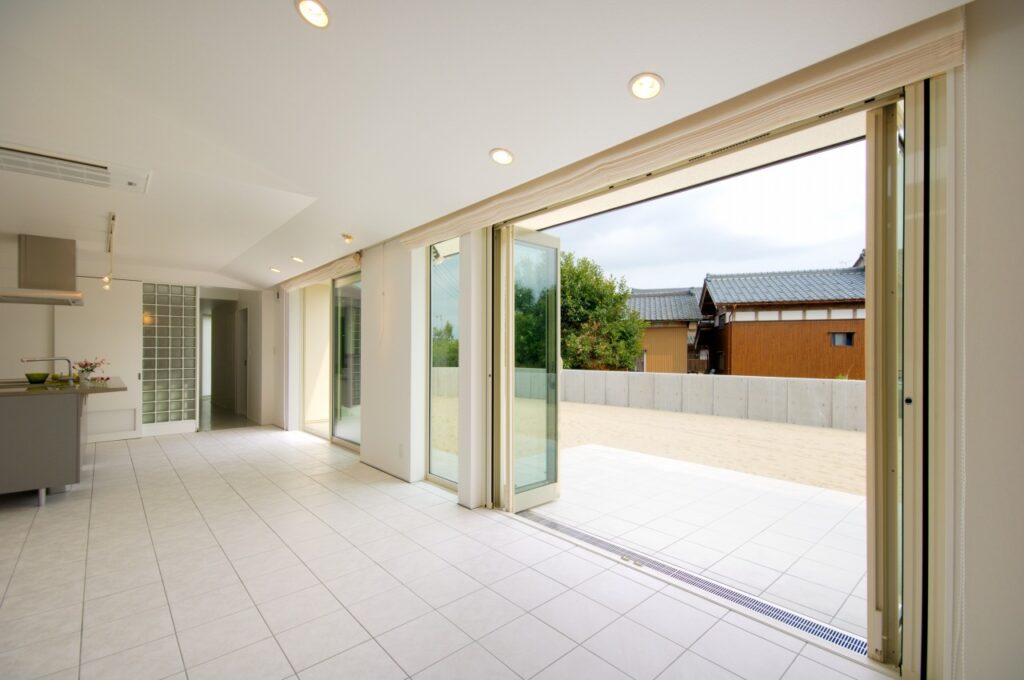 全開口サッシでフラットに庭とつながる