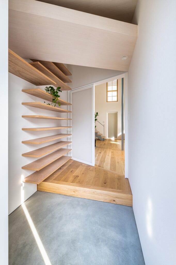 オープンな収納棚、エアコン配管を隠すため斜め天井をアクセントに入れる