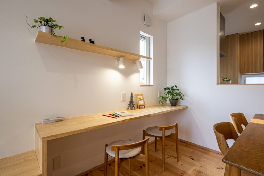 ダイニング横に設けたスタディコーナーは2人が並んで使えるワイドサイズ