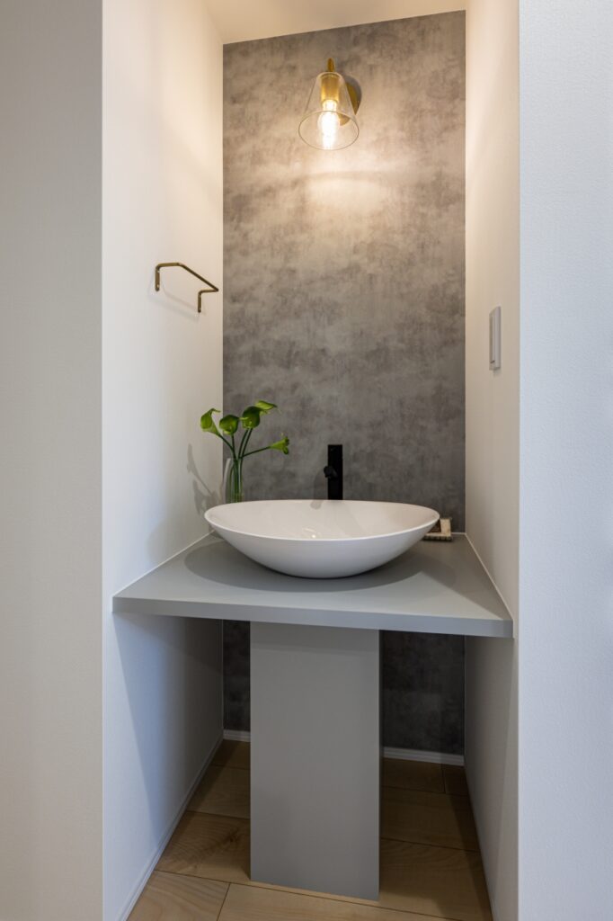 玄関正面にグレーの造作手洗い