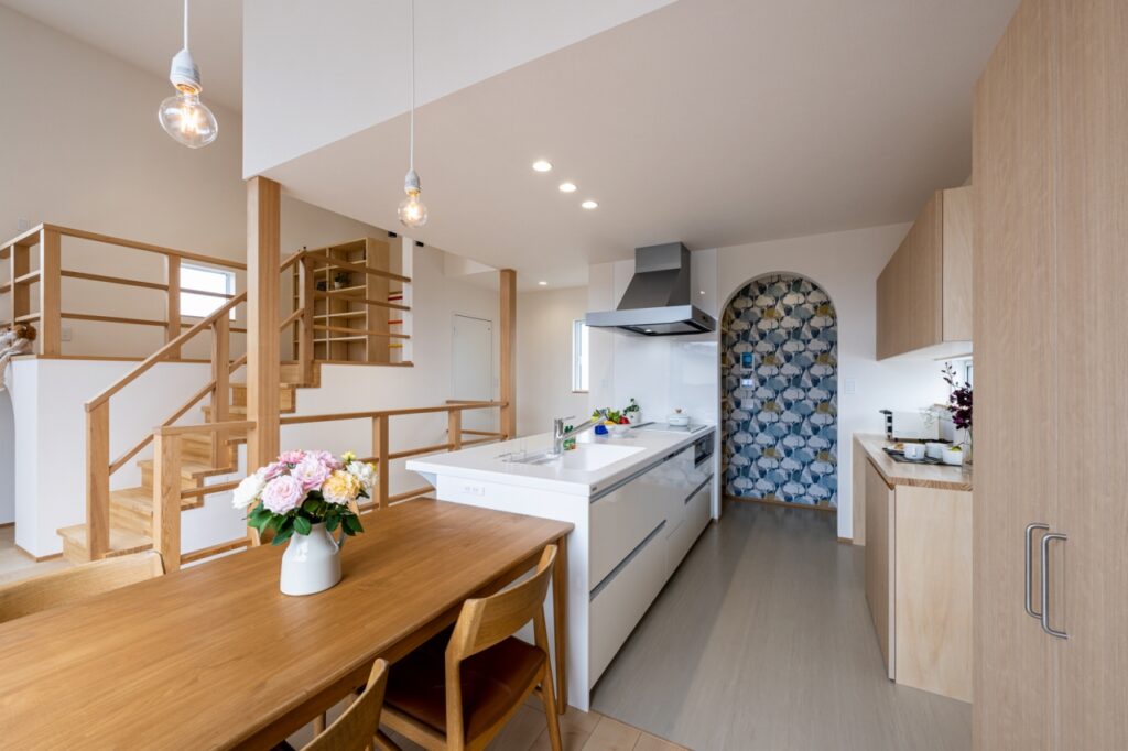 食品庫のクロスを引き立てる真っ白なキッチン