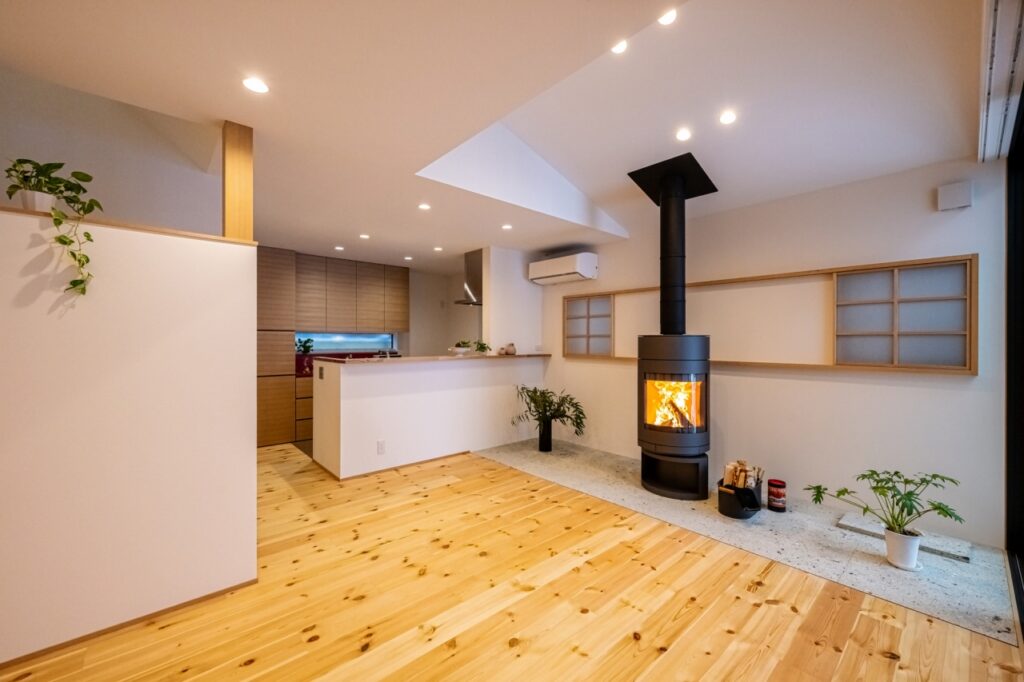 スタイリッシュな薪ストーブには大谷石テラスの特等席を