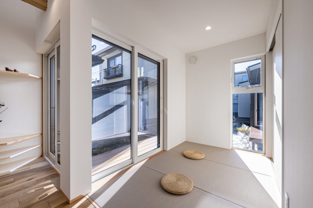 日当たりの良いタタミスペースはお昼寝に最適