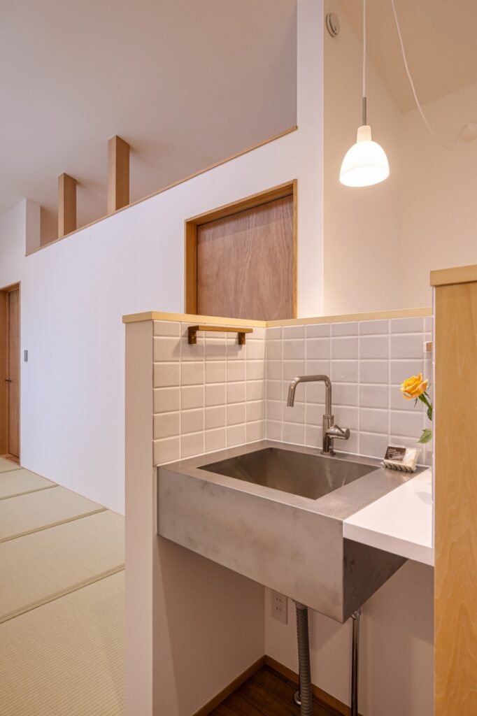 カフェスペース横にシンクを設置し、コーヒー・紅茶が楽しめる。こだわりの照明も空間づくりのポイント