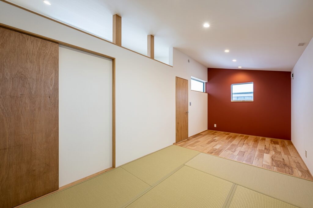 上部欄間からはカフェスペース越しに朝日が入る寝室・子ども室