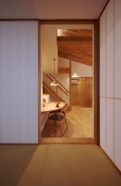 和室から隣り合ったダイニングを見る