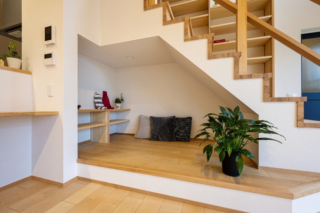階段下を利用したヌック。こもれる落ち着いた空間に