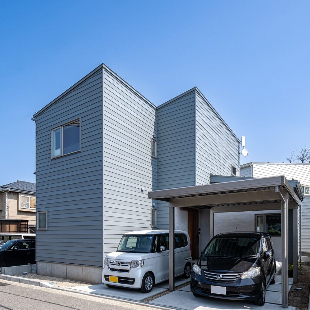 グレーのガルバリウムの外壁