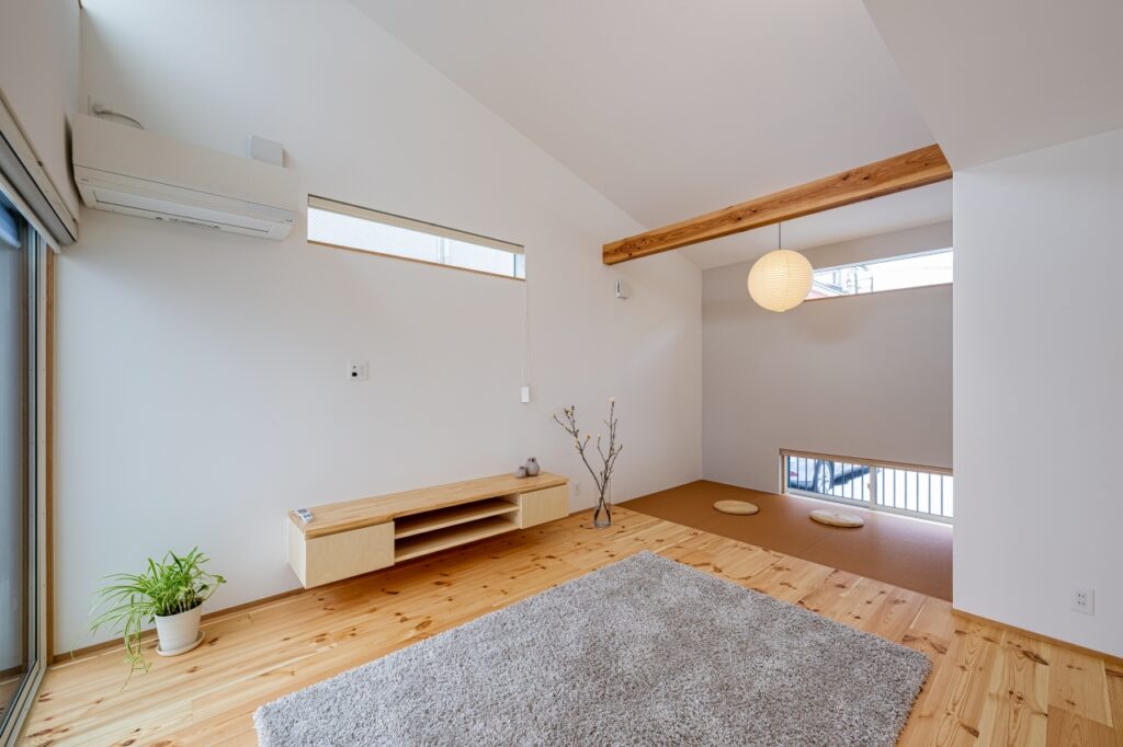 勾配天井と表しの梁で開放的で温かみのあるリビング