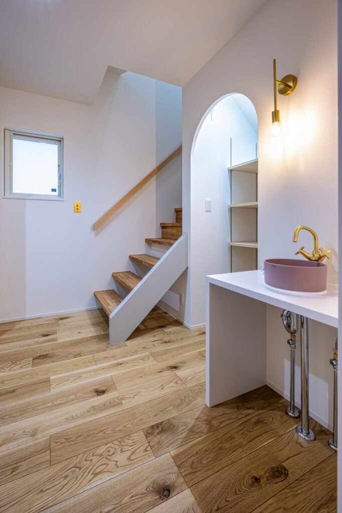 照明や水栓、スイッチを真鍮で統一した玄関ホール