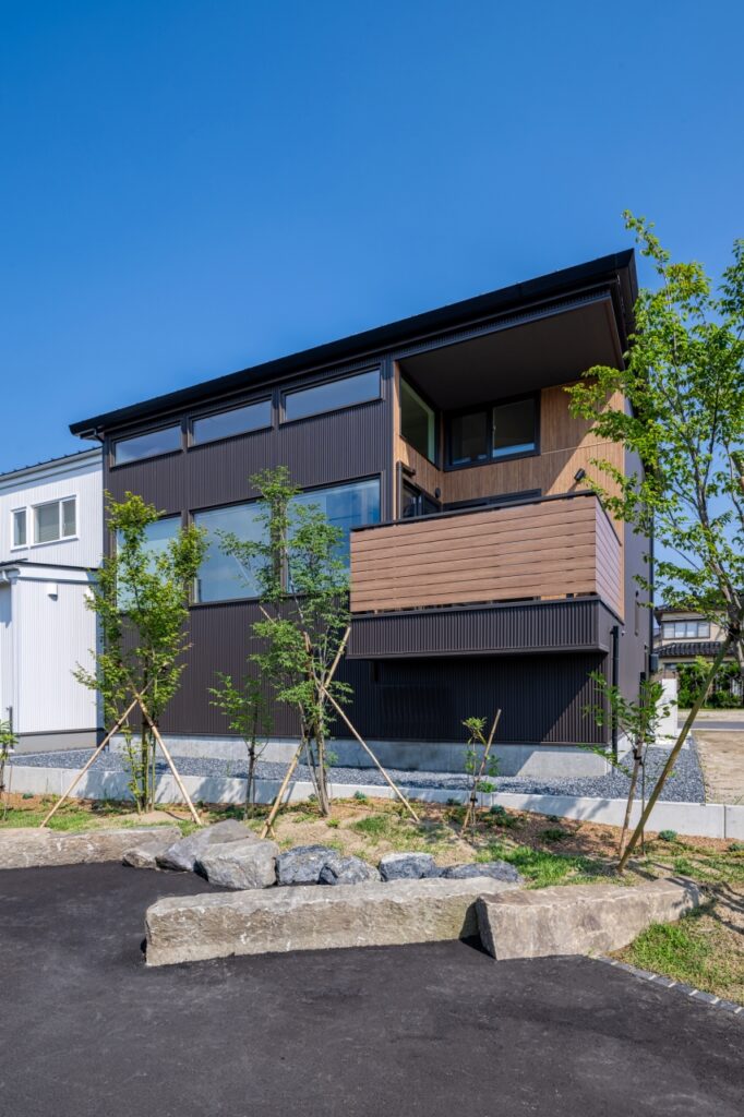 高い位置に窓を配置することで、遊歩道側からの視線を遮る