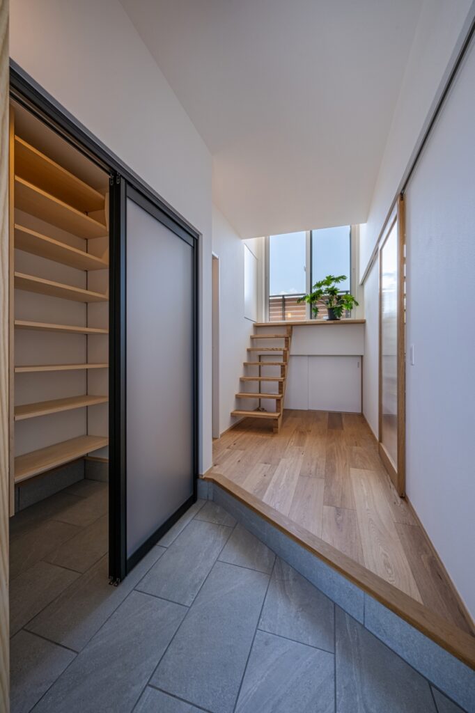 中二階のデッキテラスから光が差し込む明るい玄関